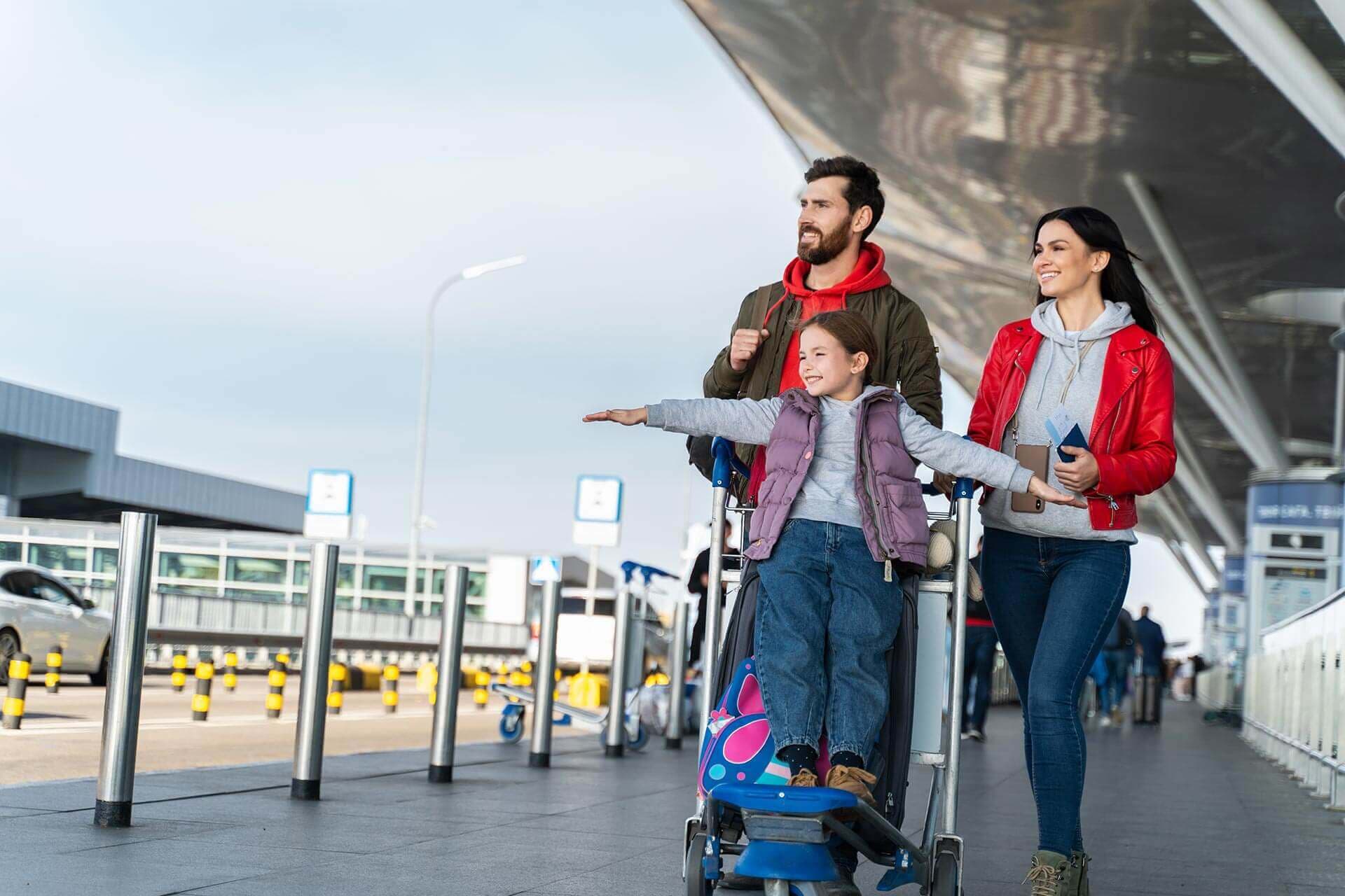 Famille se rendant à l'aéroport