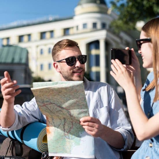 Voyageurs consultant une carte