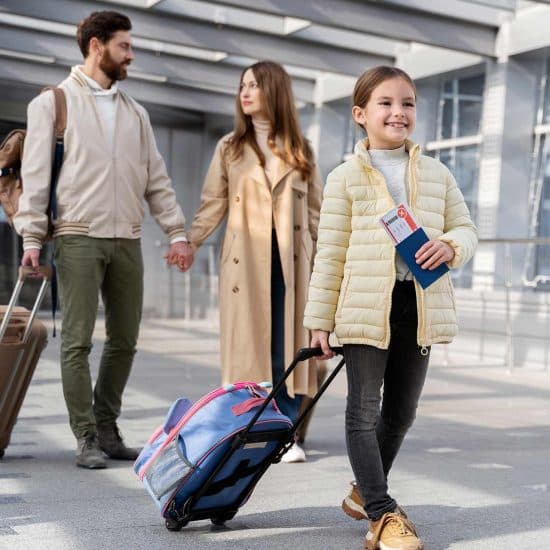 Famille se rendant à l'aéroport
